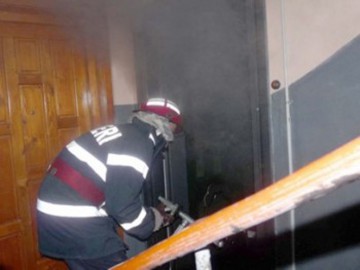 Unei femei i s-a făcut rău în casă: pompierii au spart uşa